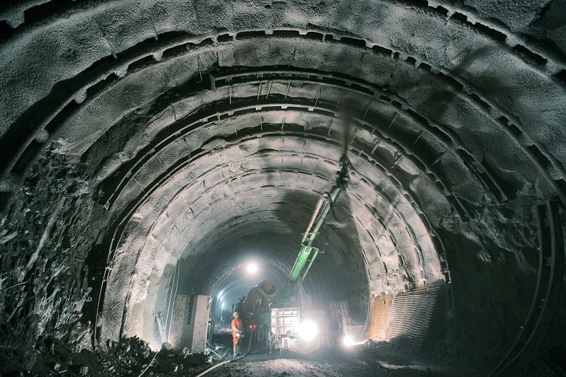 Mining tunnel reinforcement with basalt mesh